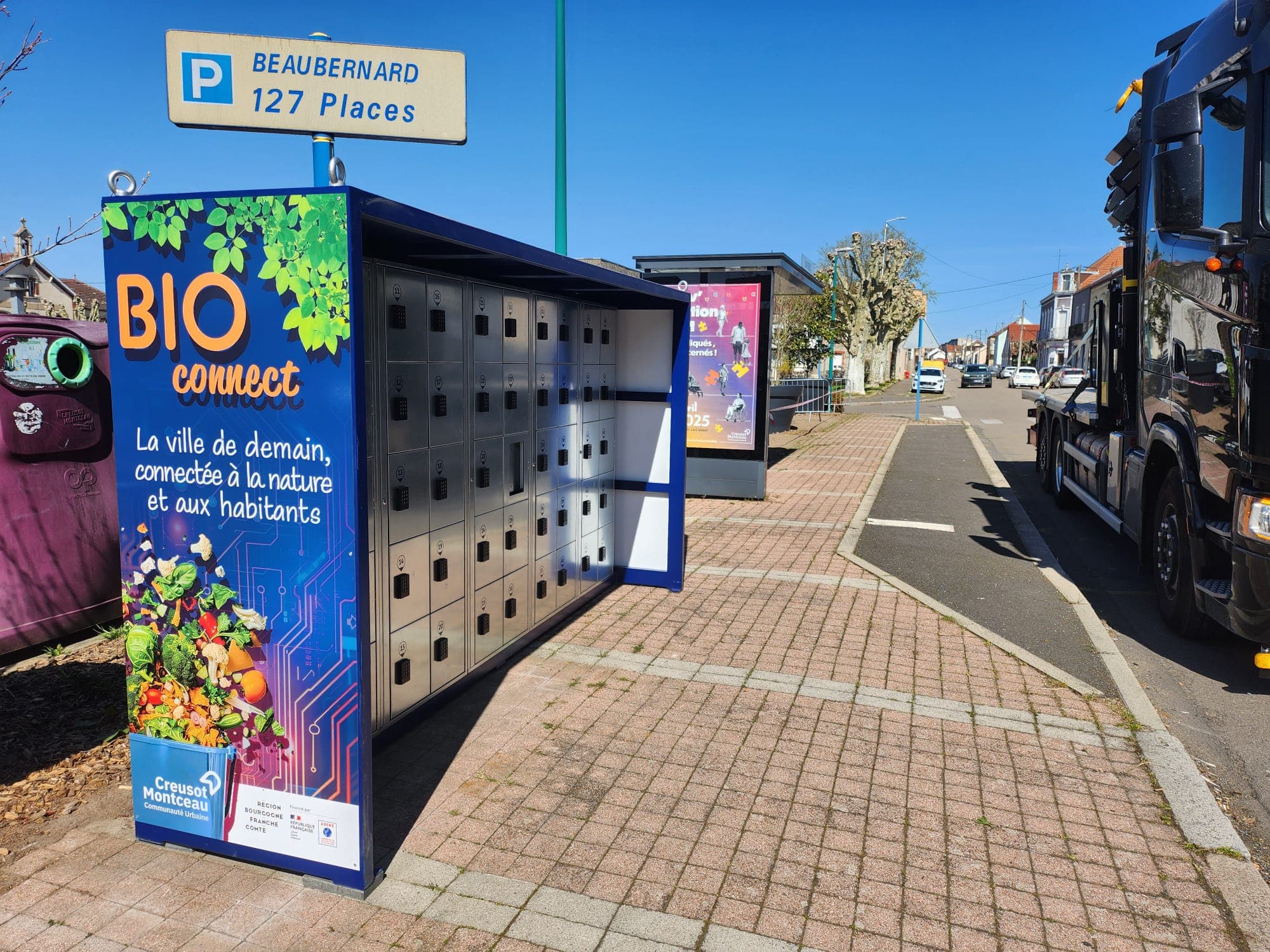 Équipe municipale découvrant une armoire Cicle pour leurs administrés