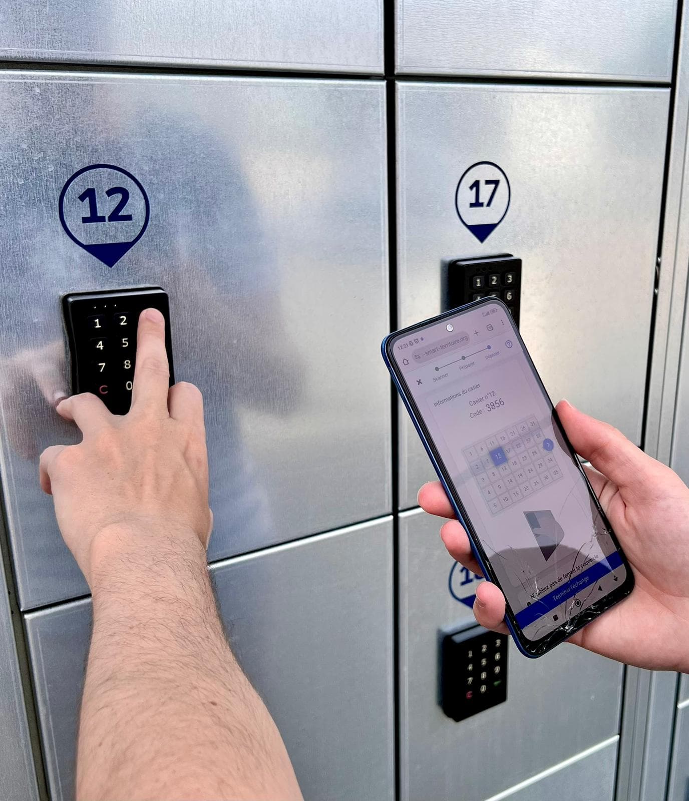 Usager saisissant son code sur le casier tout en vérifiant l’app mobile Cicle