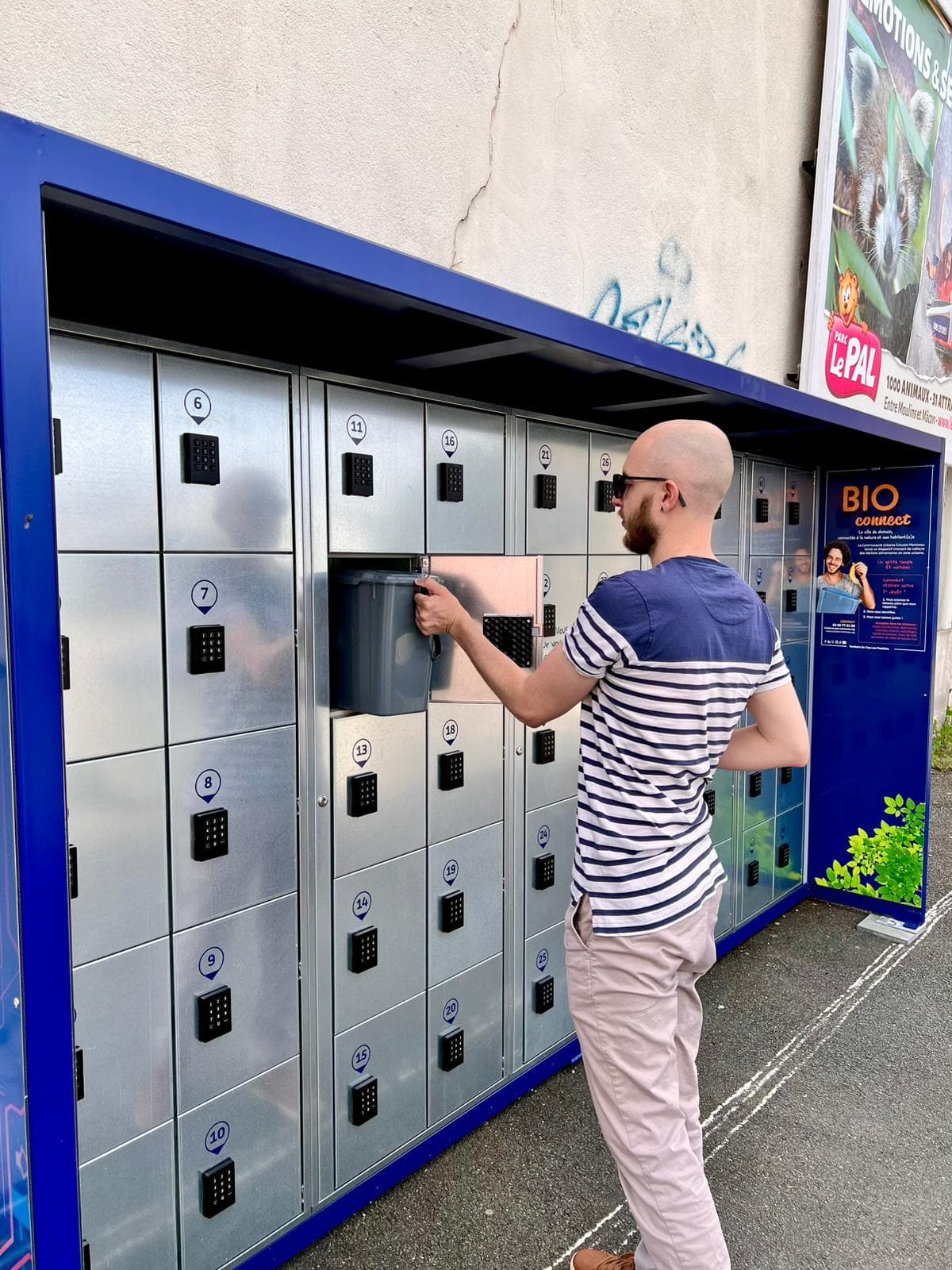 Usager récupérant un bioseau propre dans une armoire Cicle